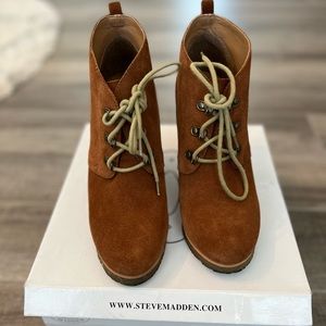 Steve Madden Tanngoo chestnut suede bootie